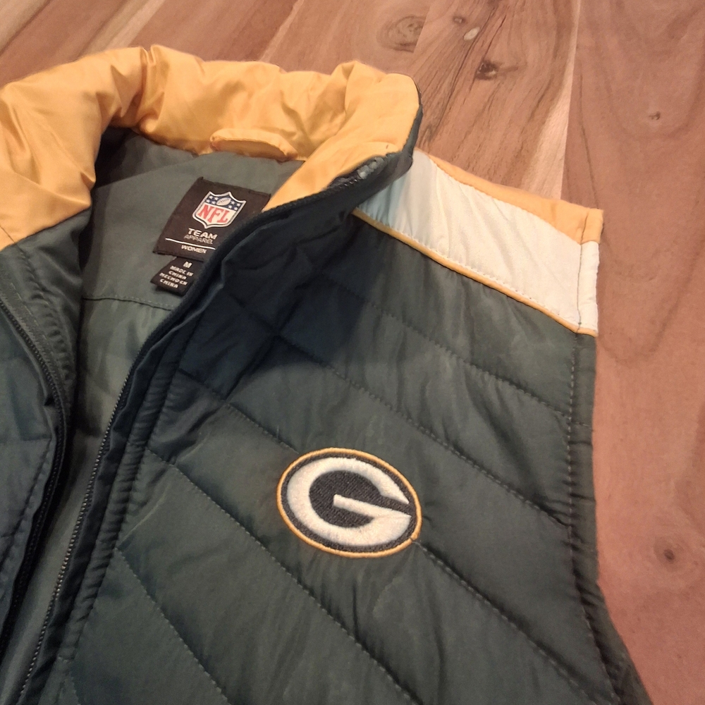 NFL Green Bay Packers Team Vest with Yellow and Dark Green Colors - Picture 5 of 10